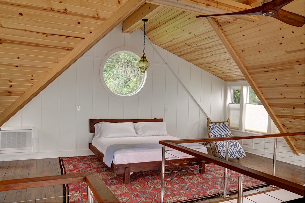 Idee per una camera da letto stile loft stile marinaro con pareti bianche e pavimento in legno massello medio