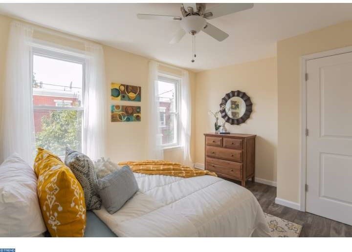 Стильный дизайн: хозяйская спальня в современном стиле с желтыми стенами и паркетным полом среднего тона - последний тренд
