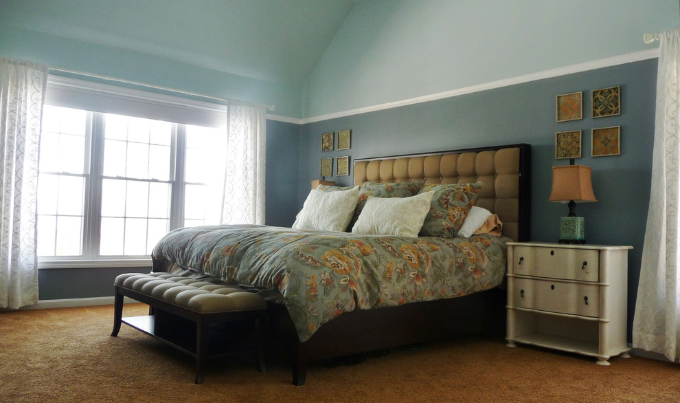Ispirazione per una camera matrimoniale tradizionale di medie dimensioni con pareti blu, moquette e pavimento marrone