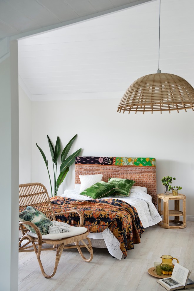 Gästezimmer ohne Kamin mit weißer Wandfarbe und hellem Holzboden in Perth