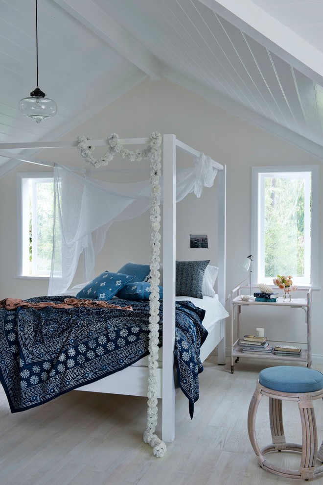 Idee per una camera da letto stile marino con pareti bianche e parquet chiaro