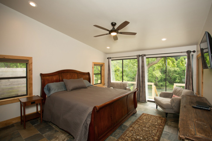 Mittelgroßes Uriges Schlafzimmer mit weißer Wandfarbe, Schieferboden und buntem Boden in Houston