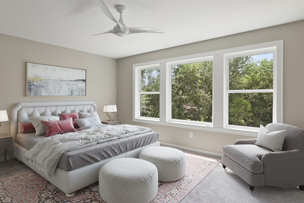 Diseño de dormitorio tradicional renovado con paredes beige, moqueta y suelo gris