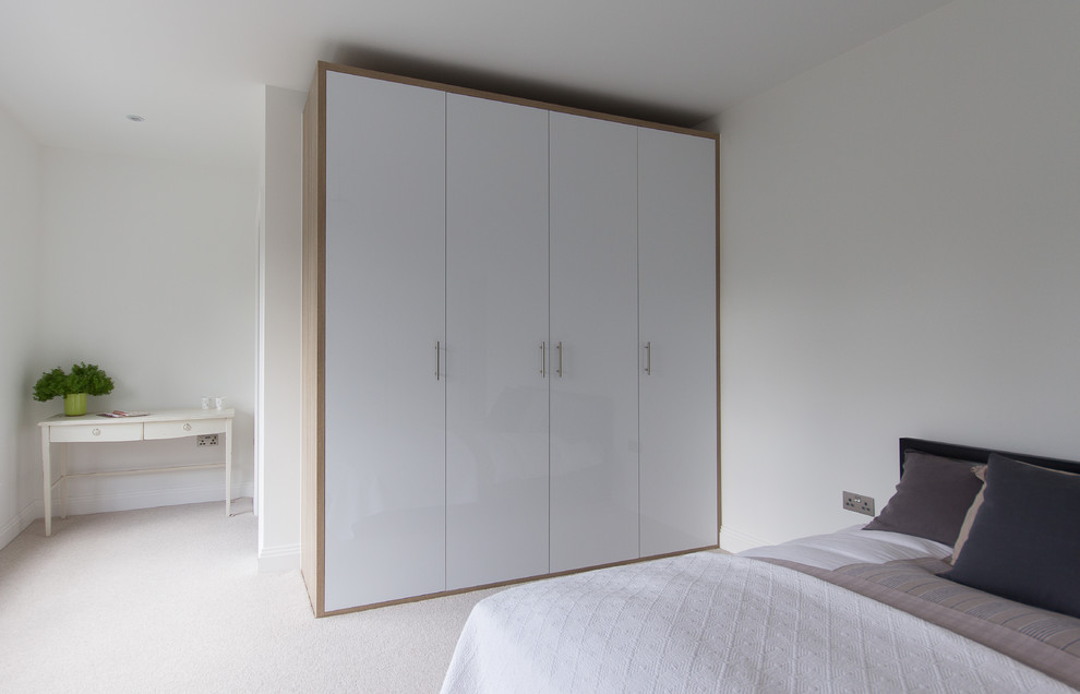 Cette photo montre une grande chambre moderne avec un mur blanc et un sol beige.