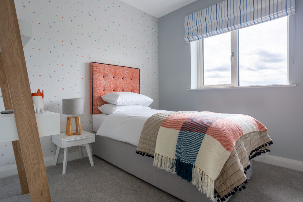 Diseño de habitación de invitados contemporánea pequeña con paredes multicolor, moqueta y suelo gris