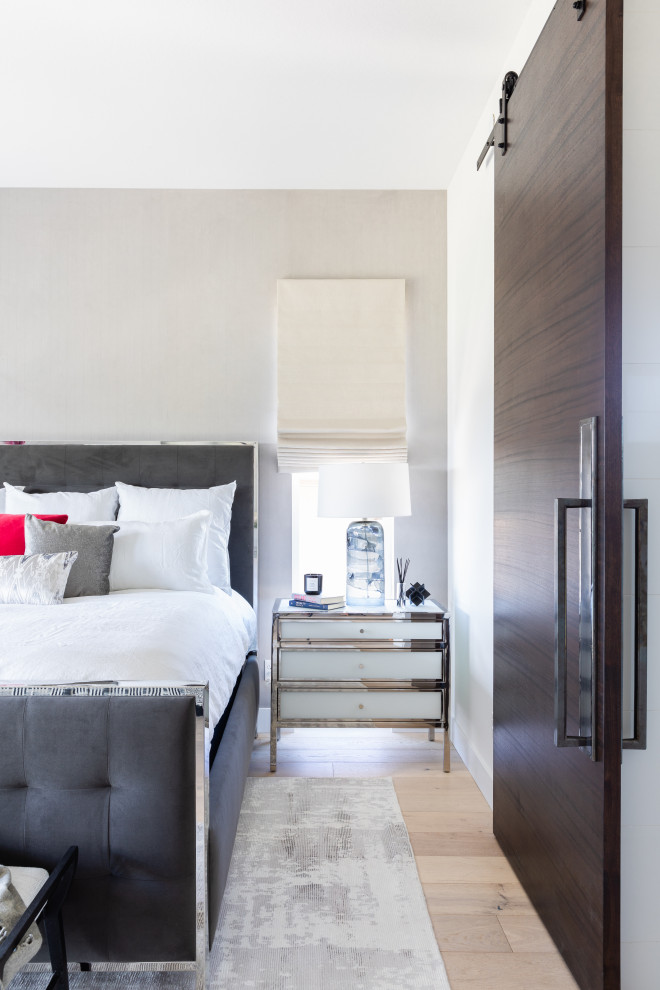 Foto de dormitorio principal actual de tamaño medio sin chimenea con paredes verdes y suelo de madera clara