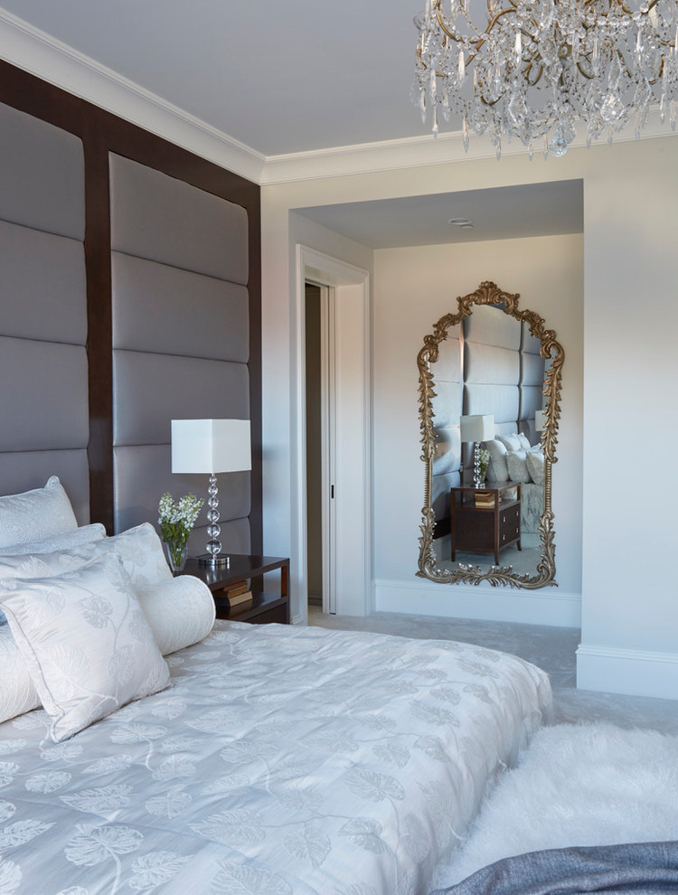 Imagen de dormitorio principal contemporáneo con paredes blancas, moqueta y suelo gris