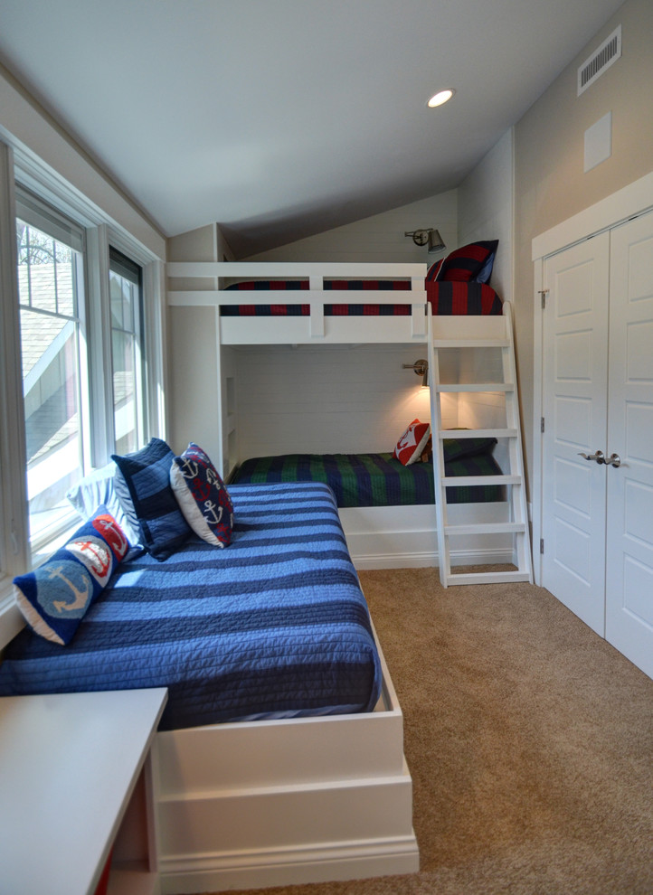 Exempel på ett litet sovrum, med beige väggar och heltäckningsmatta