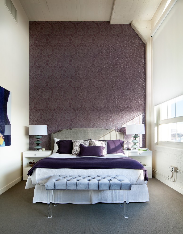 На фото: хозяйская спальня на мансарде в современном стиле с фиолетовыми стенами и ковровым покрытием