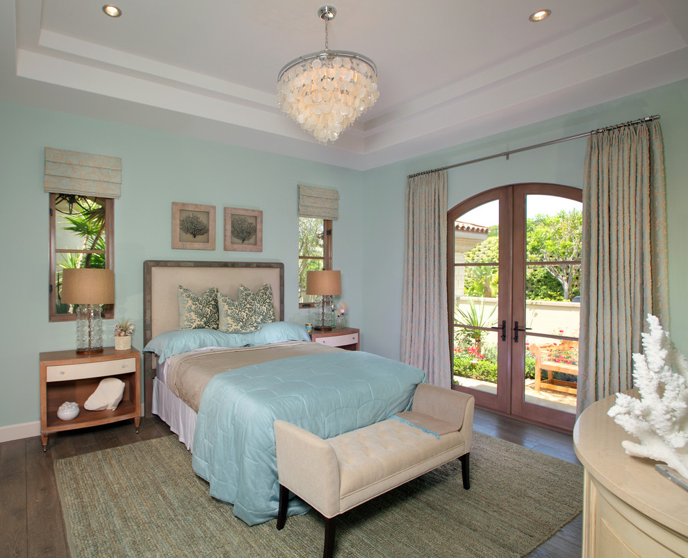 Mittelgroßes Klassisches Hauptschlafzimmer ohne Kamin mit blauer Wandfarbe, dunklem Holzboden und braunem Boden in Orange County