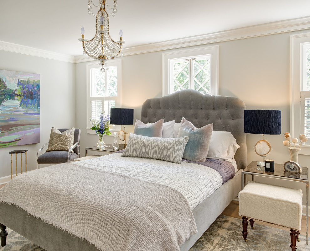 На фото: гостевая спальня среднего размера, (комната для гостей) в классическом стиле с серыми стенами и светлым паркетным полом