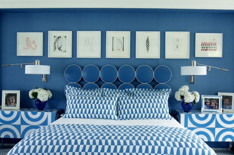 Imagen de dormitorio principal tradicional renovado sin chimenea con paredes azules