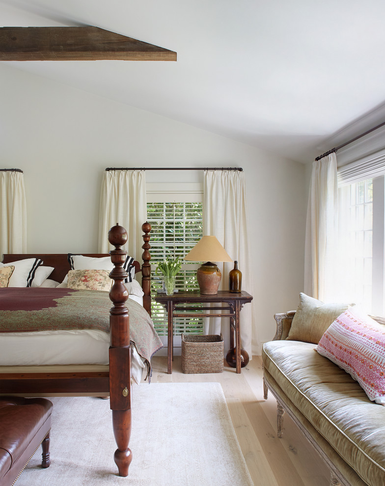 Пример оригинального дизайна: хозяйская спальня в классическом стиле с белыми стенами