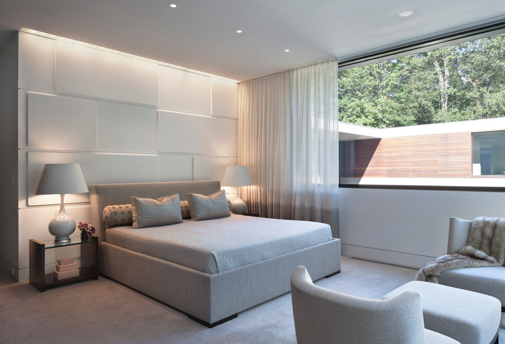 Diseño de dormitorio moderno grande con paredes blancas y suelo de madera oscura