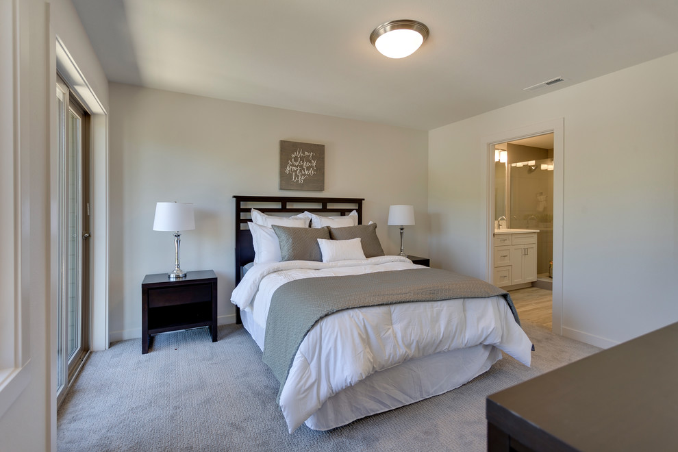 На фото: хозяйская спальня среднего размера в стиле модернизм с серыми стенами, ковровым покрытием и серым полом