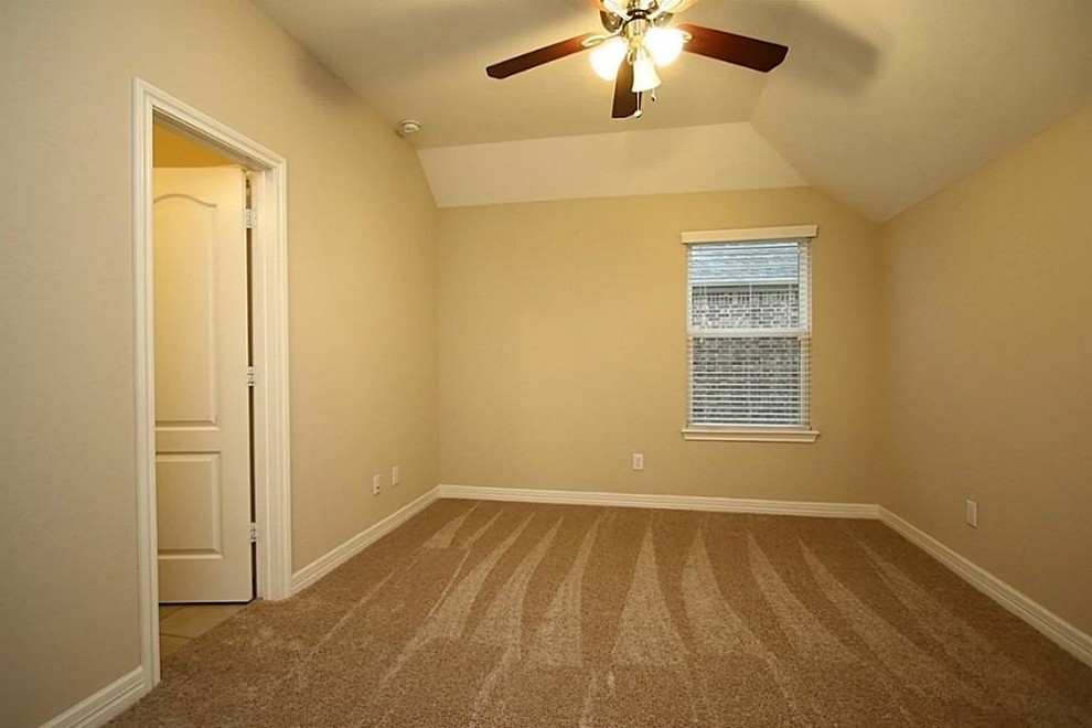 На фото: гостевая спальня среднего размера, (комната для гостей) в классическом стиле с бежевыми стенами, ковровым покрытием и коричневым полом без камина с