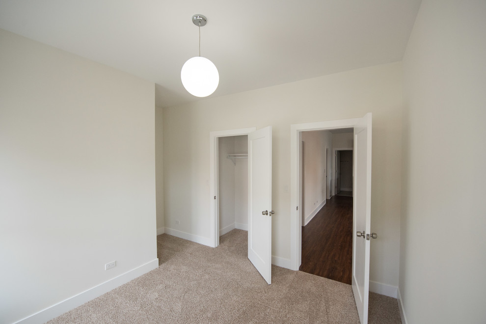 Kleines Modernes Schlafzimmer im Loft-Style mit weißer Wandfarbe, Teppichboden, braunem Boden, Deckengestaltungen und Wandgestaltungen in Chicago