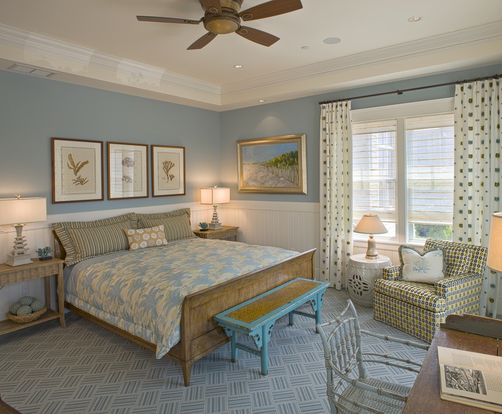 На фото: спальня среднего размера в морском стиле с синими стенами, паркетным полом среднего тона и коричневым полом без камина