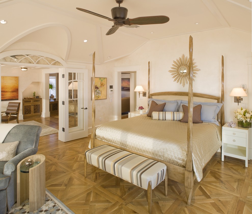 Foto di una camera da letto design con pareti beige, pavimento in legno massello medio e pavimento marrone