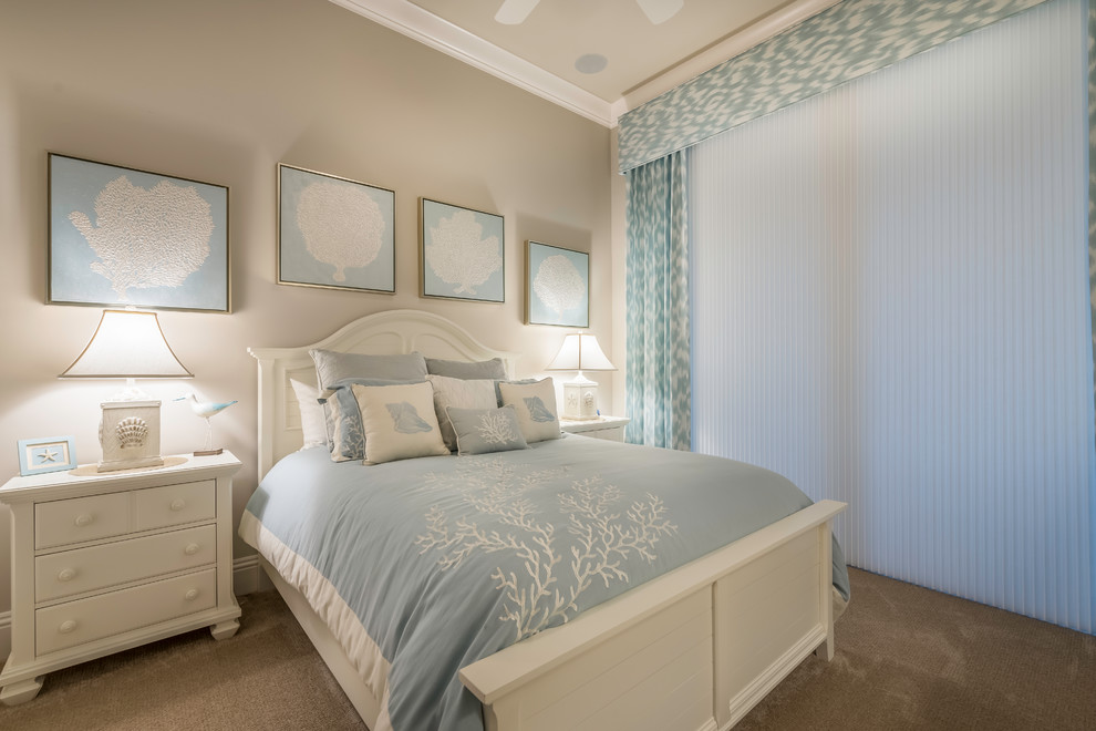 На фото: гостевая спальня среднего размера, (комната для гостей) в морском стиле с бежевыми стенами, ковровым покрытием и бежевым полом