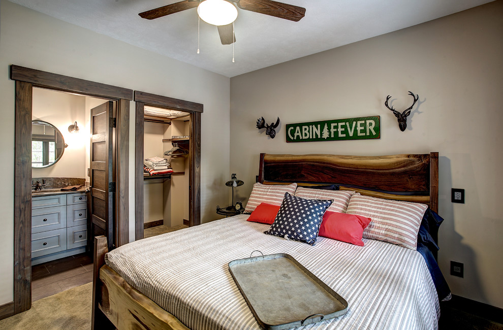 На фото: спальня в стиле рустика с бежевыми стенами и ковровым покрытием без камина с