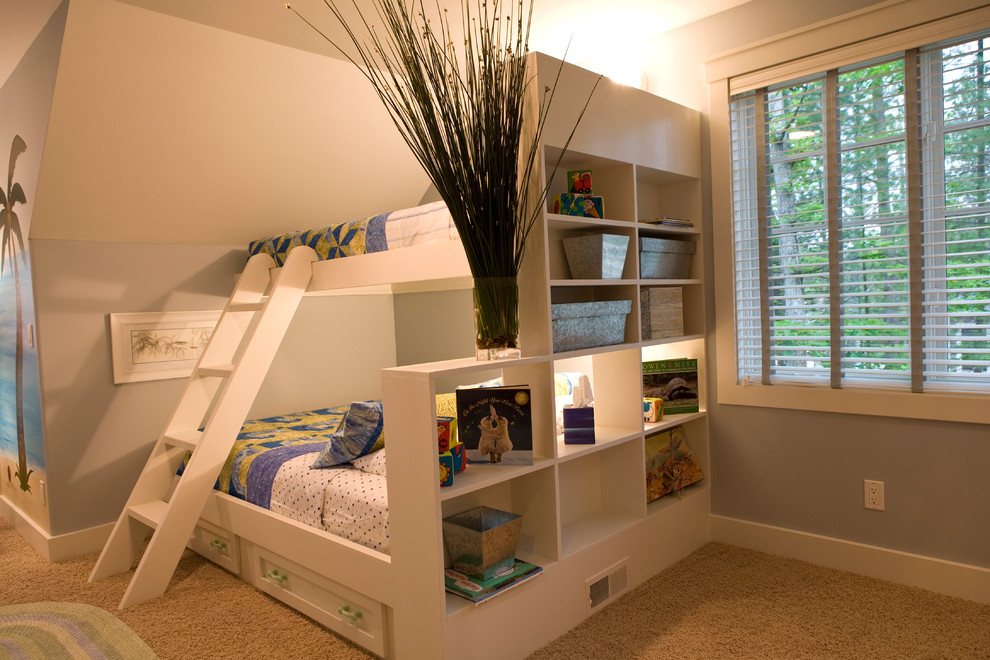 На фото: гостевая спальня (комната для гостей), среднего размера в стиле кантри с ковровым покрытием и серыми стенами с