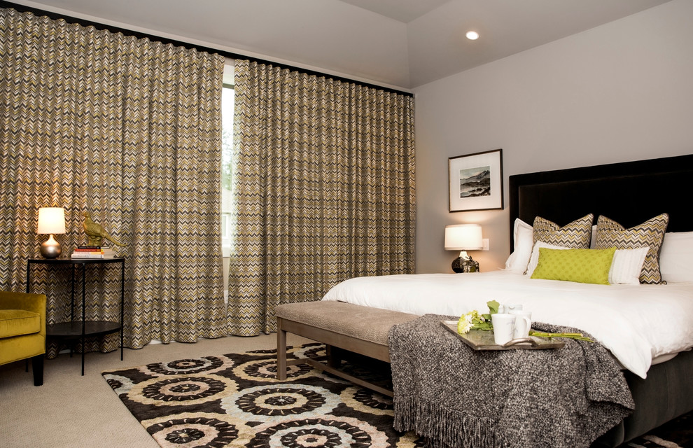 Стильный дизайн: большая хозяйская спальня в стиле неоклассика (современная классика) с серыми стенами, ковровым покрытием и бежевым полом без камина - последний тренд