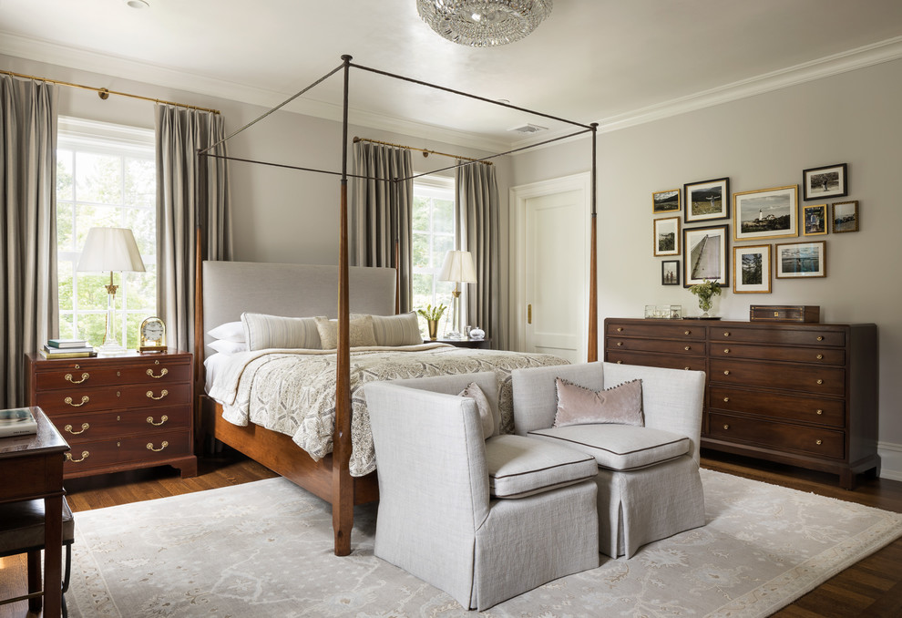 Foto di una camera da letto classica con pareti grigie, parquet scuro e pavimento marrone