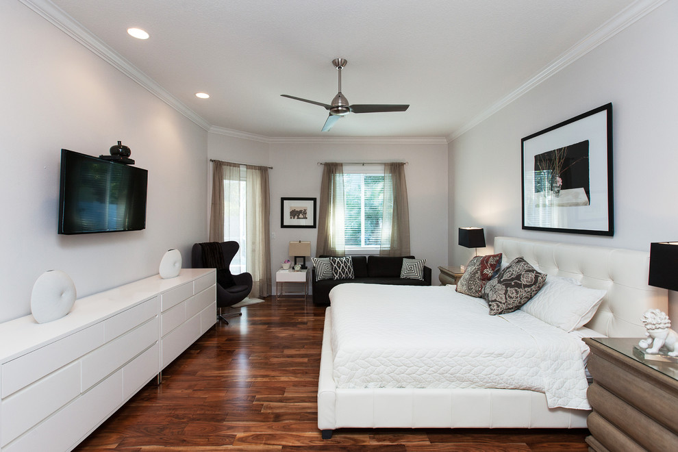 Imagen de dormitorio principal actual grande con paredes blancas y suelo de madera clara