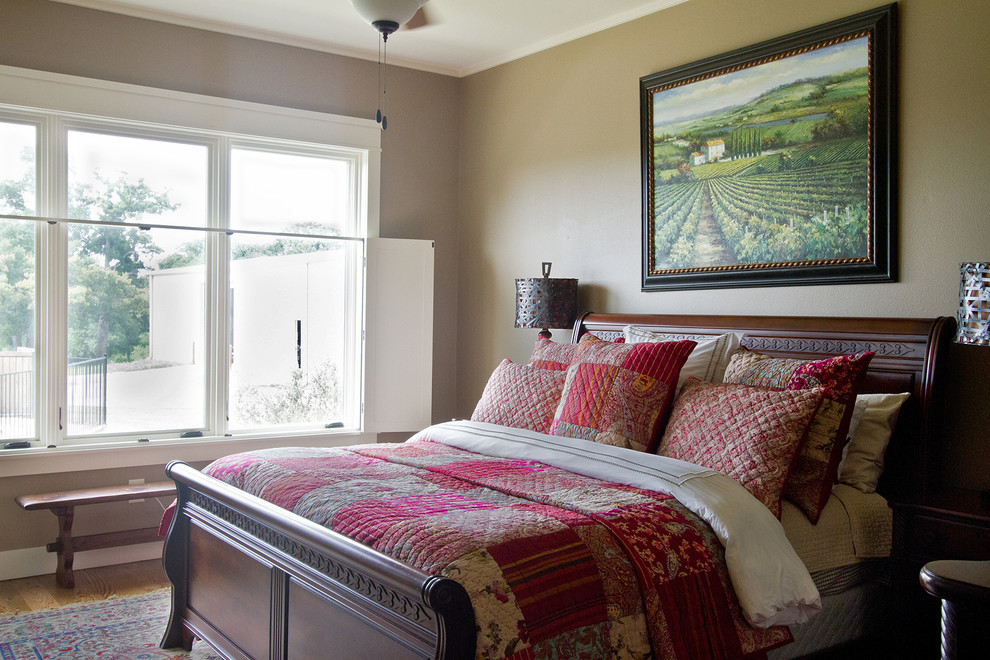 Foto de dormitorio principal de estilo americano de tamaño medio con paredes beige y suelo de madera en tonos medios