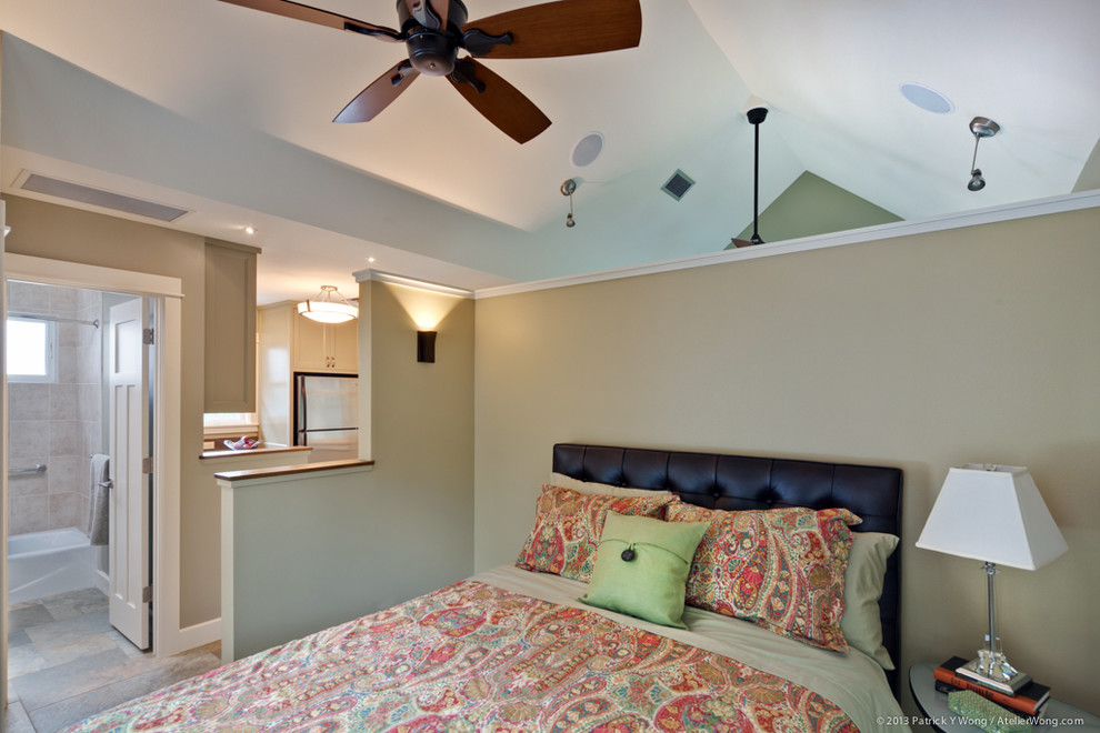 Foto di una piccola camera da letto stile loft american style con pareti grigie, pavimento in gres porcellanato e pavimento multicolore