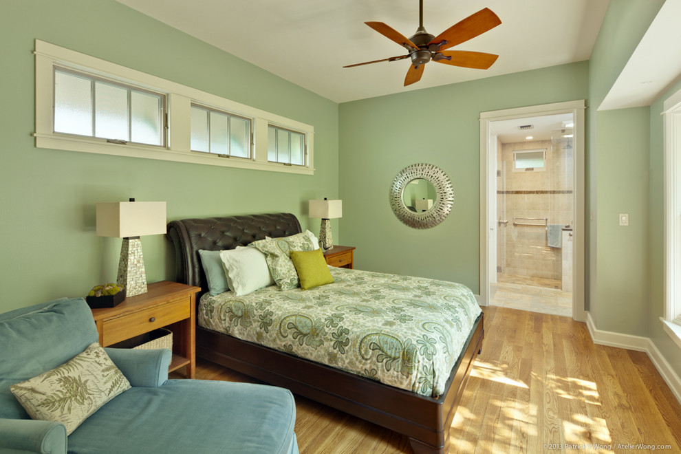 Идея дизайна: хозяйская спальня среднего размера в стиле кантри с зелеными стенами, полом из керамогранита и разноцветным полом