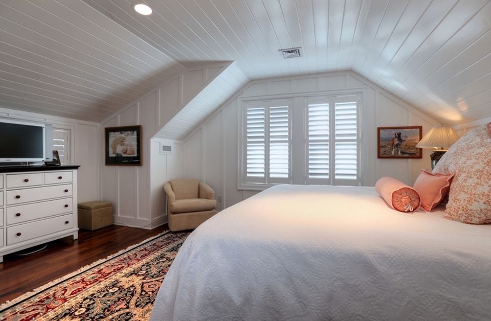 Immagine di una grande camera da letto stile loft stile americano con pareti bianche e moquette