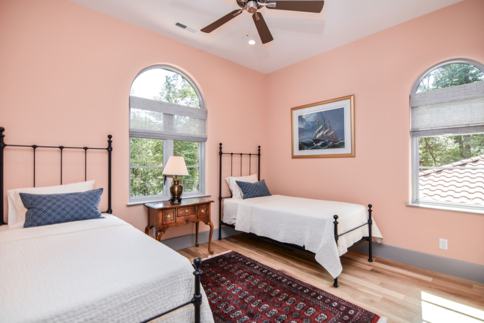 Diseño de habitación de invitados mediterránea de tamaño medio sin chimenea con suelo de madera clara, suelo beige y paredes rosas