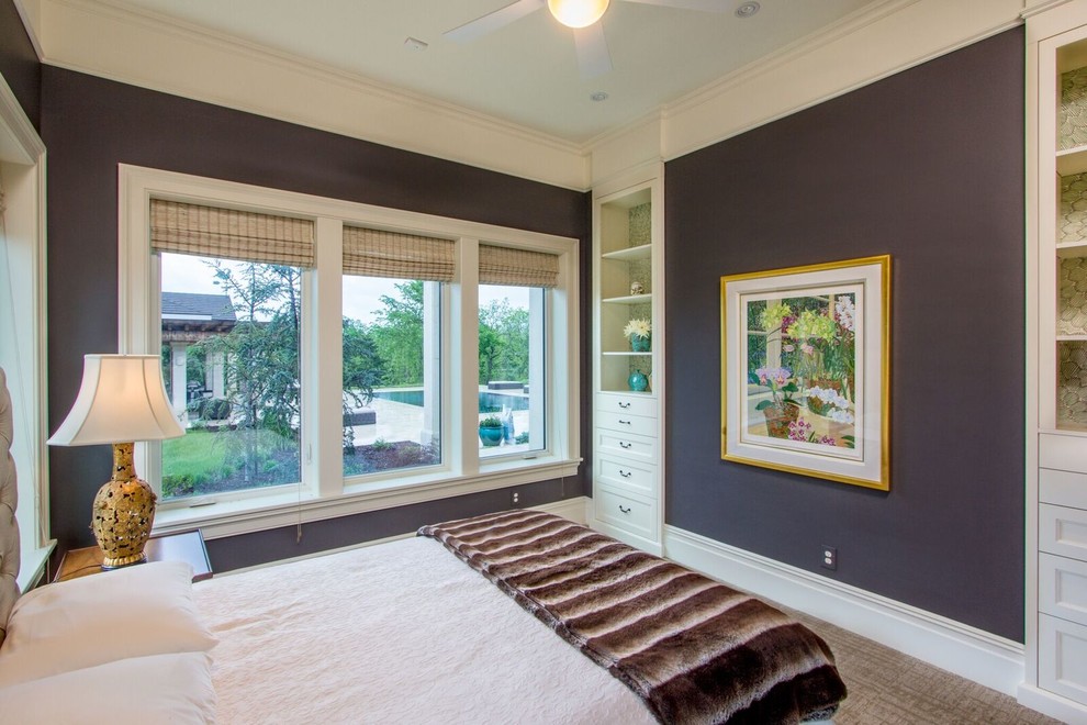 Идея дизайна: большая хозяйская спальня в современном стиле с фиолетовыми стенами, ковровым покрытием и коричневым полом без камина