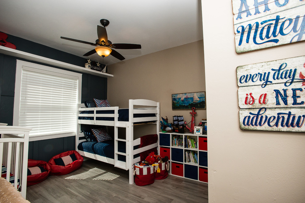 Foto de habitación de invitados de estilo americano de tamaño medio con paredes multicolor, suelo laminado y suelo gris