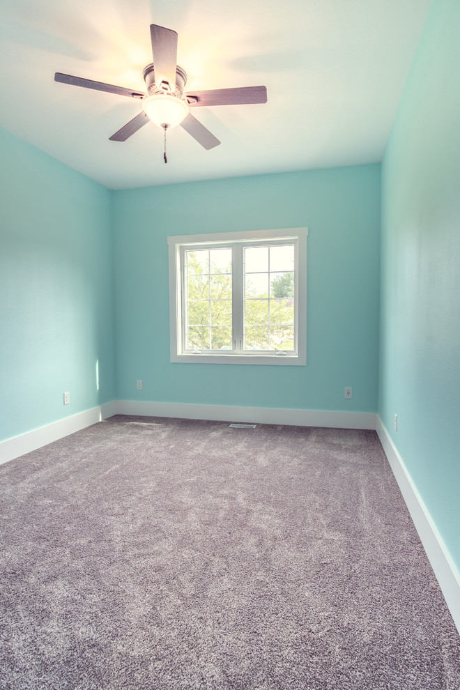 Foto de habitación de invitados tradicional de tamaño medio sin chimenea con paredes azules y moqueta