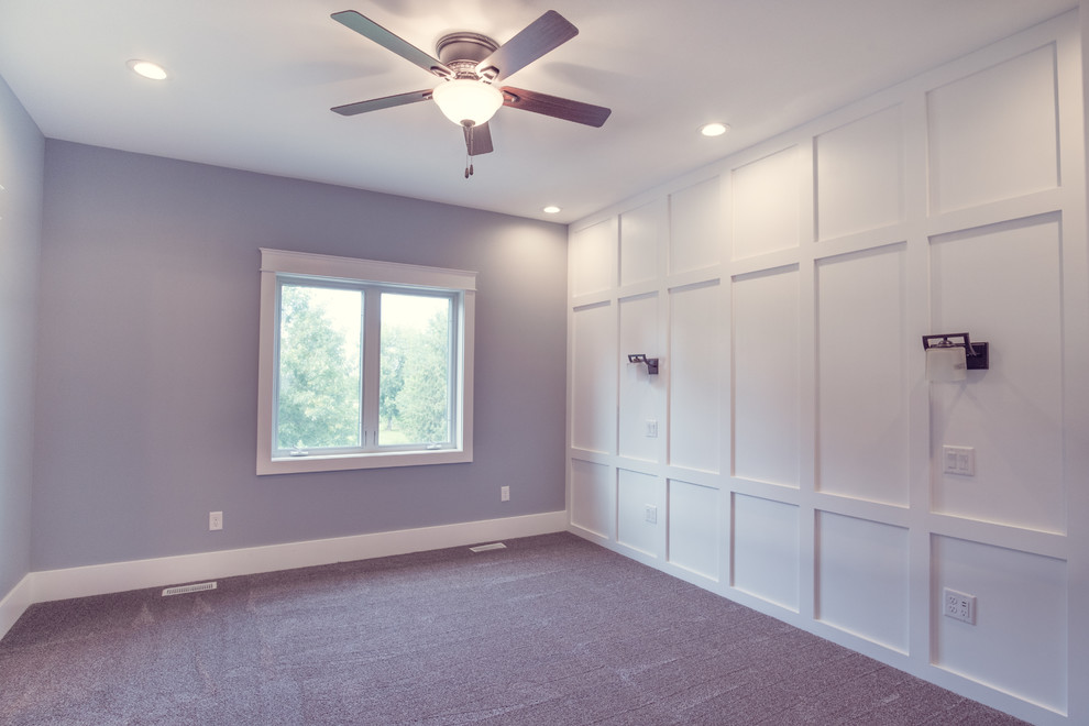 Ejemplo de habitación de invitados tradicional de tamaño medio sin chimenea con paredes grises y moqueta