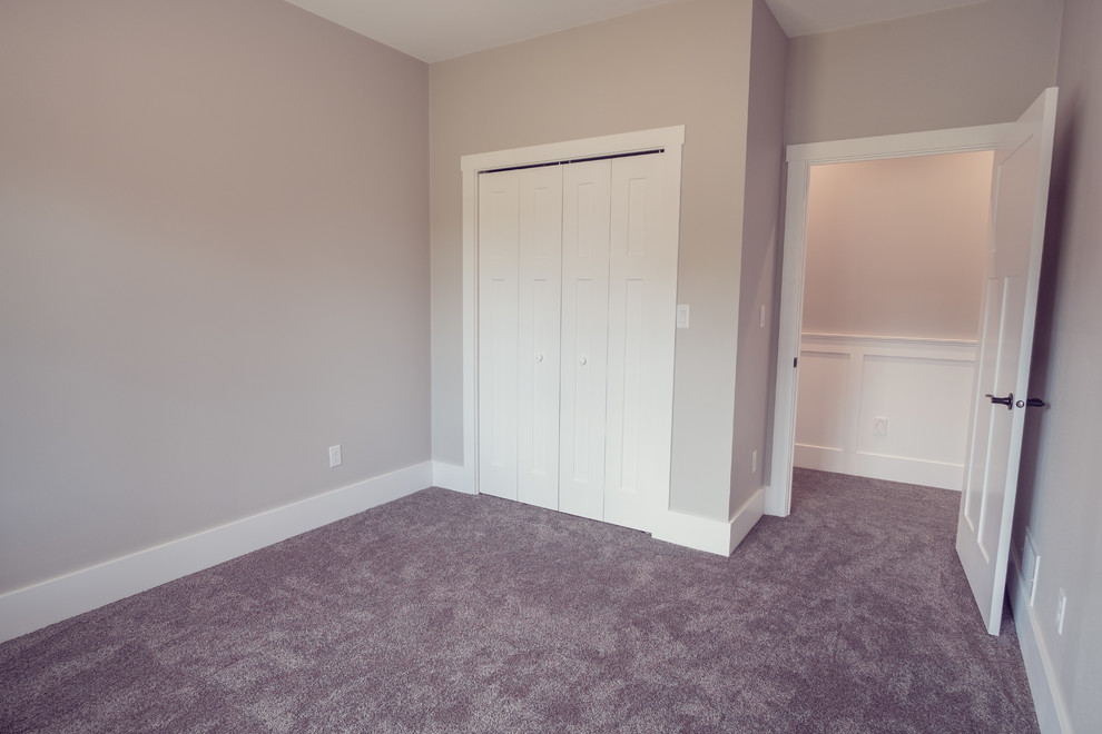 Foto de habitación de invitados tradicional de tamaño medio sin chimenea con paredes grises y moqueta
