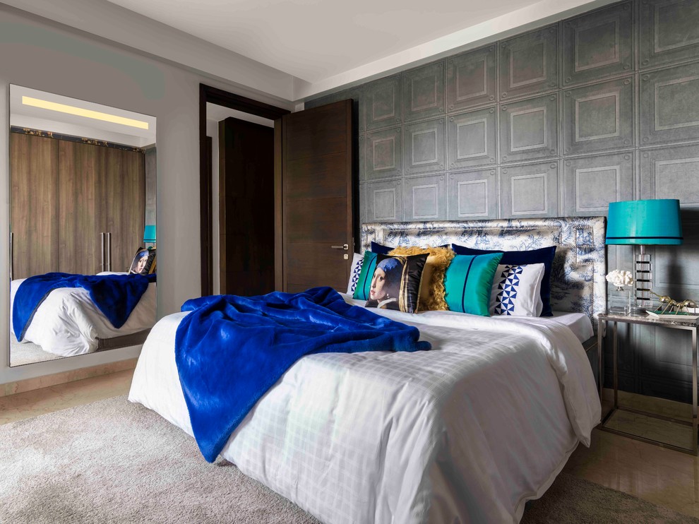 На фото: хозяйская спальня в стиле фьюжн с мраморным полом, бежевым полом, разноцветными стенами и акцентной стеной