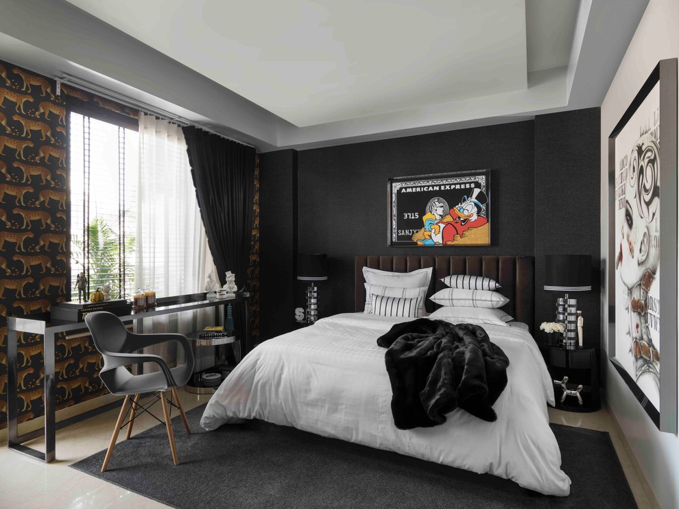 Foto på ett eklektiskt sovrum, med flerfärgade väggar, marmorgolv och beiget golv