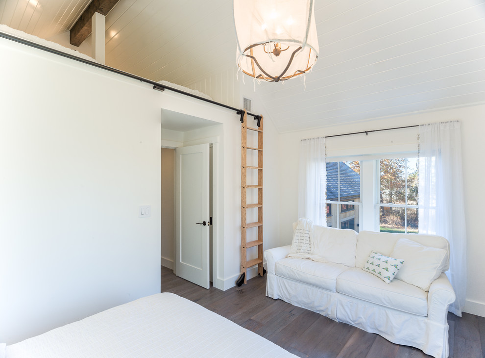 Mittelgroßes Shabby-Style Gästezimmer mit weißer Wandfarbe, dunklem Holzboden und braunem Boden in Boston