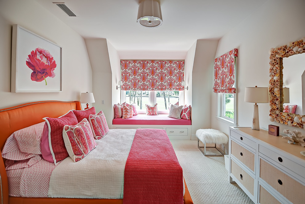 Immagine di una grande camera da letto tradizionale con pareti bianche, moquette, pavimento beige e nessun camino