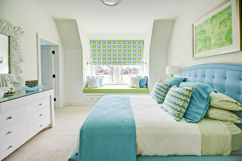 Cette photo montre une grande chambre avec moquette chic avec un sol beige, un mur vert et aucune cheminée.