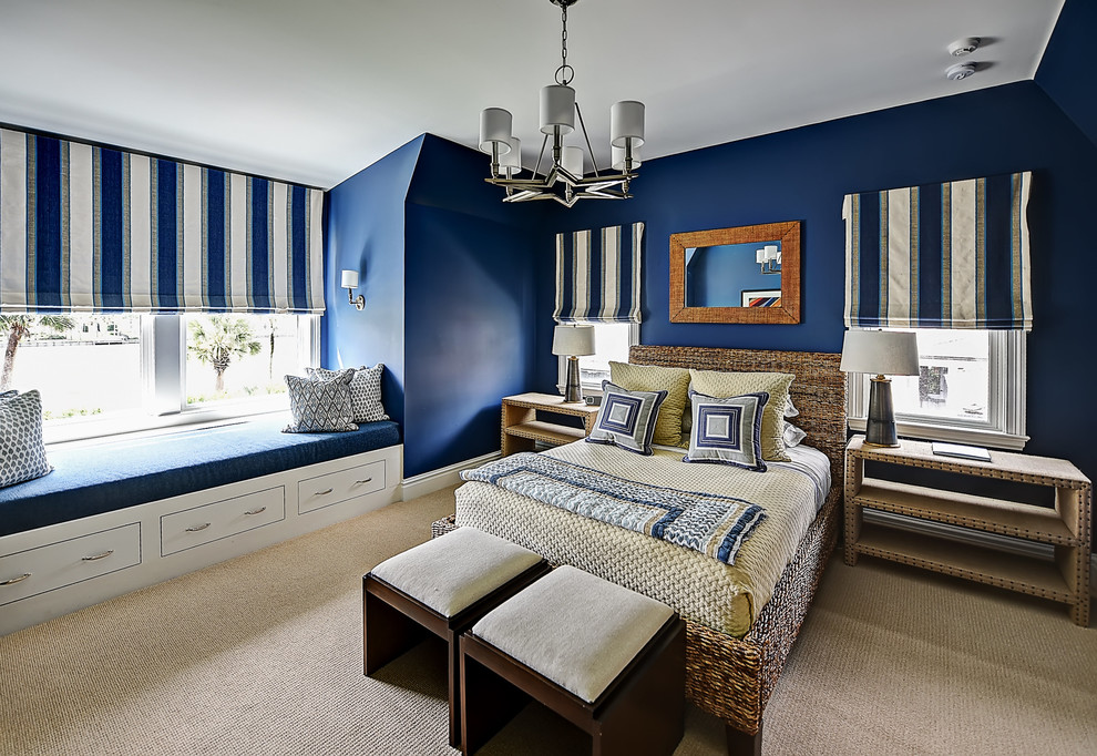 ジャクソンビルにある広いトランジショナルスタイルのおしゃれな寝室 (青い壁、カーペット敷き、ベージュの床) のレイアウト