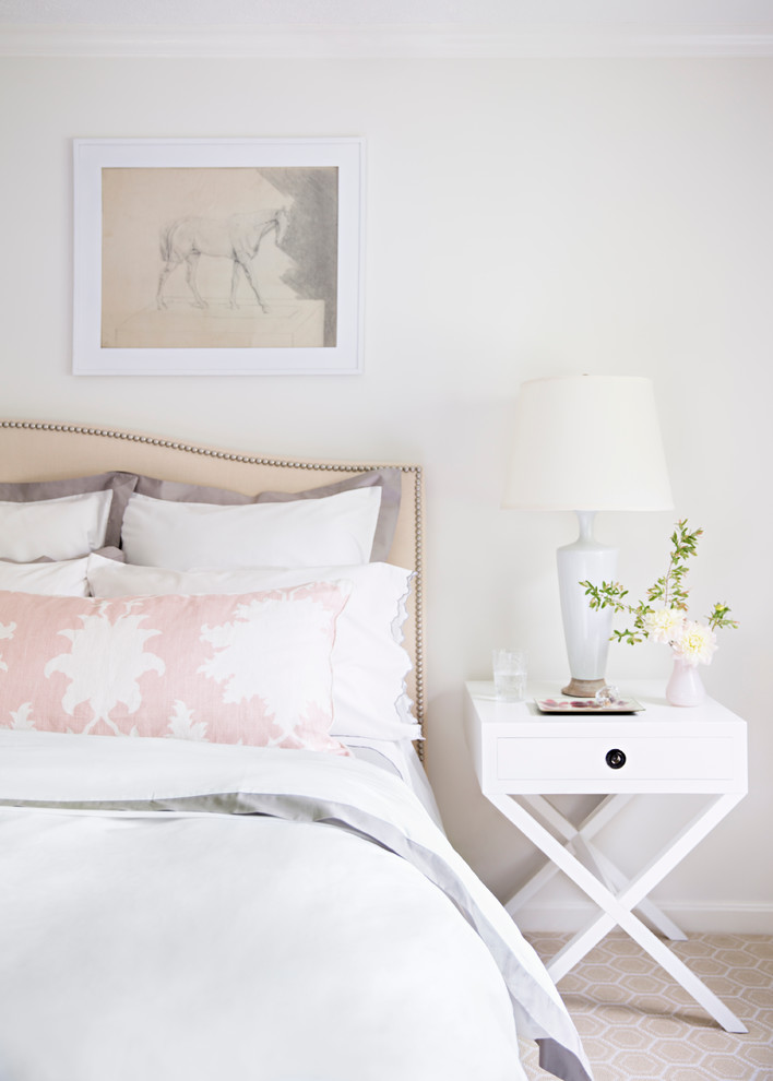 Идея дизайна: хозяйская спальня: освещение в стиле неоклассика (современная классика) с белыми стенами и ковровым покрытием