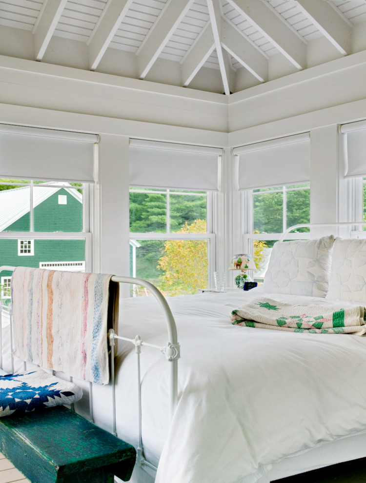 Идея дизайна: маленькая спальня на антресоли в стиле кантри с белыми стенами и светлым паркетным полом без камина для на участке и в саду