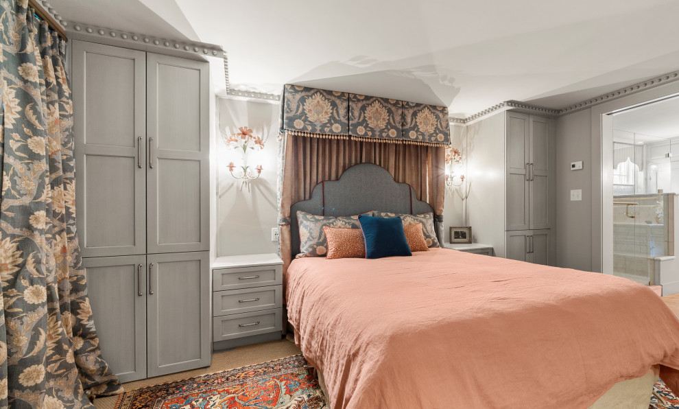 Diseño de dormitorio principal tradicional pequeño con paredes azules, moqueta, todas las chimeneas, marco de chimenea de piedra, suelo beige y panelado