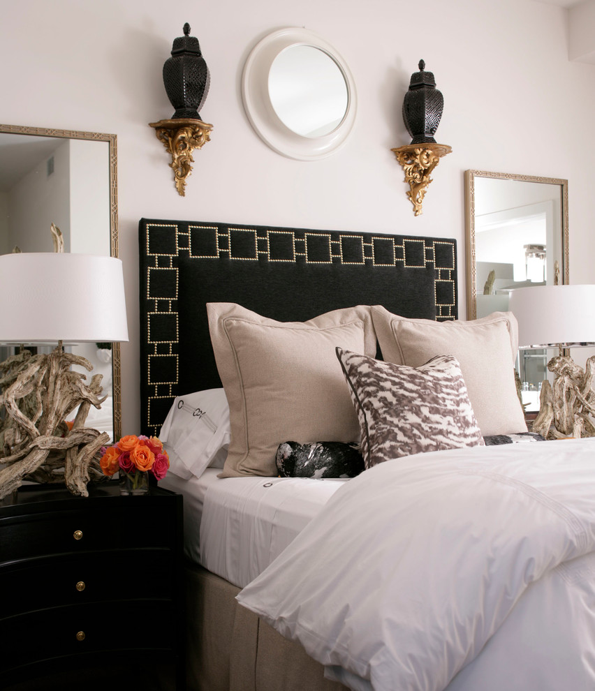 Klassisches Schlafzimmer mit weißer Wandfarbe in New York