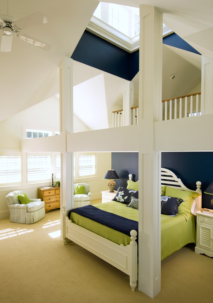 Imagen de dormitorio costero con paredes azules y moqueta